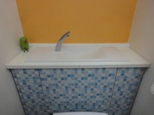 水彩画のような色合いのモザイクタイルでアクセントを 水彩画のような色合いのモザイクタイルでアクセントを